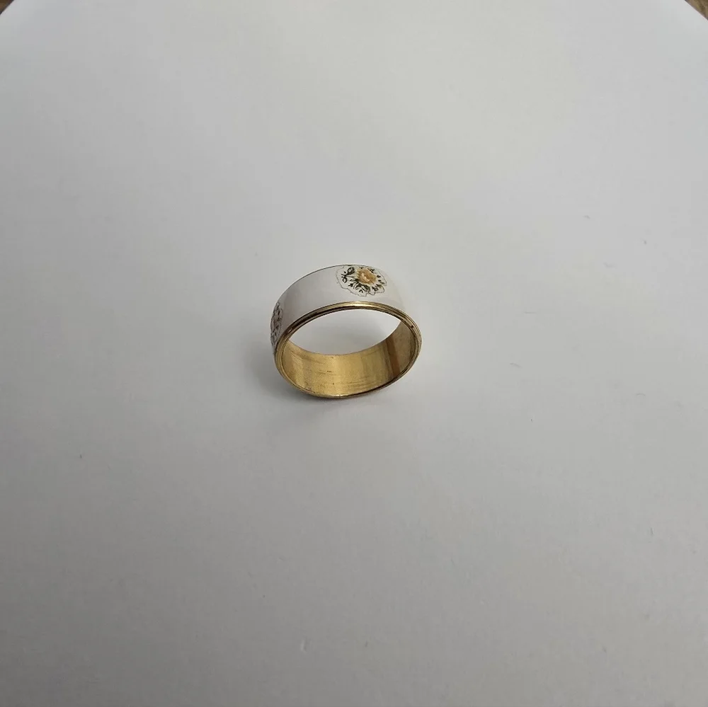 Beautiful Gold Tone White Flower Ring Size 7.5